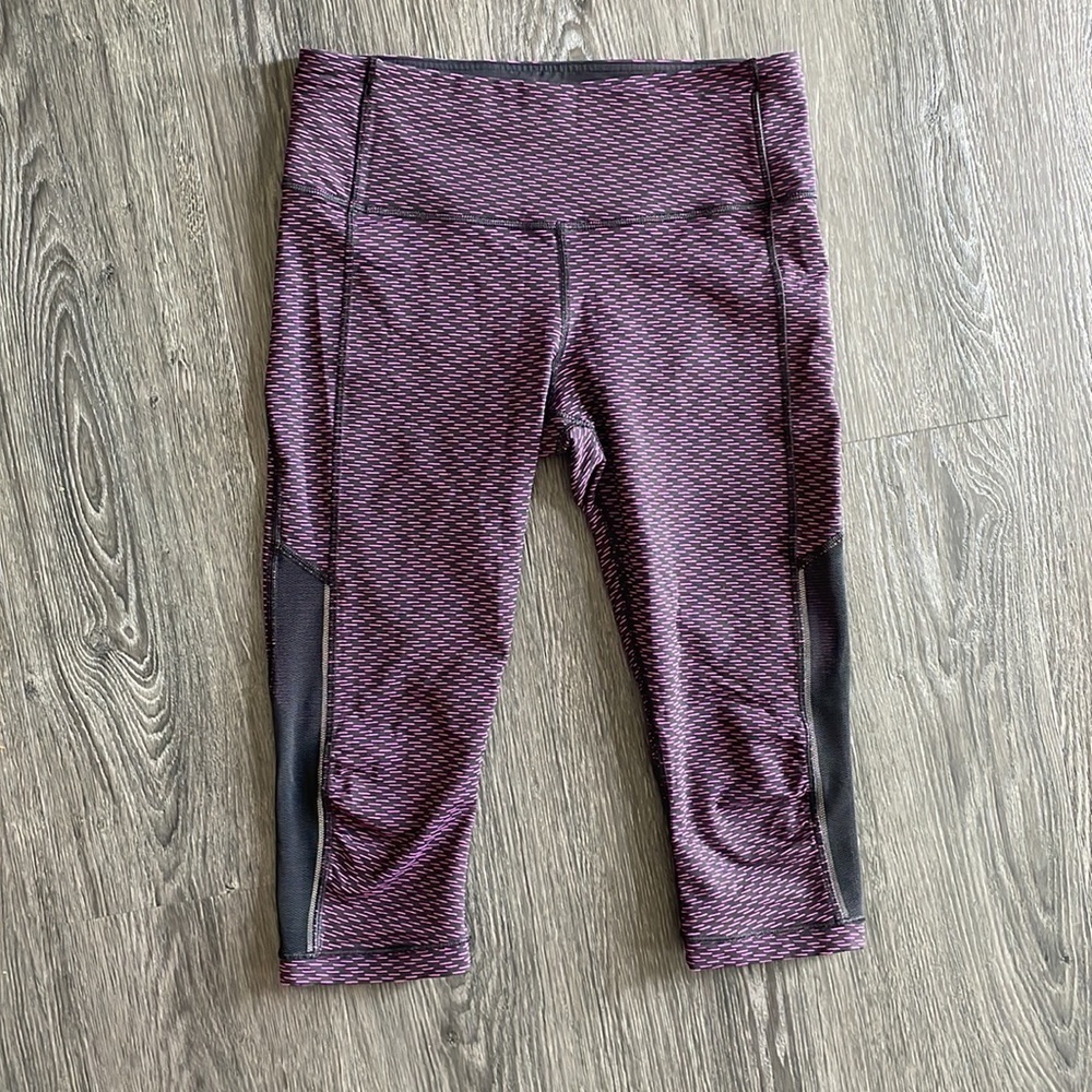 Sz8 Lululemon Gear up Crop 17” in polar pink/ black. EUC